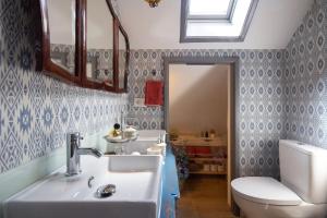 ein Badezimmer mit Waschbecken und Toilette in der Unterkunft Casa do Papel - Charm in Matosinhos in Matosinhos + 16 Fotos
