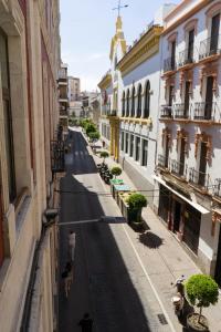 Una calle vacía con gente caminando por la calle en Apartamentos Maria Cristina, en Córdoba