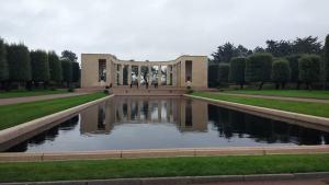 a building with a pond in front of it at Villa kahlo Omaha Beach in Colleville-sur-Mer
