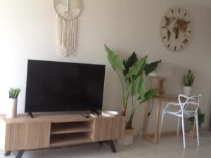 TV a/nebo společenská místnost v ubytování Studio 12 Vue Mer Orient Bay