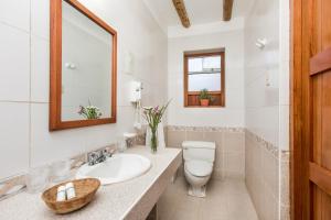 un bagno con un water, un lavandino e uno specchio di SAUCE Hotel Boutique a Ollantaytambo