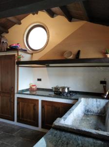 kuchnia ze zlewem i oknem w obiekcie Casa rural con piscina, Cedeira, San Román w mieście Cedeira