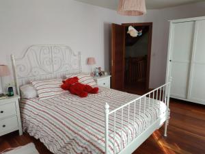 En eller flere senge i et værelse på Casa rural con piscina, Cedeira, San Román + 15 billeder