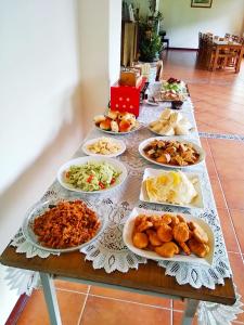 ein Tisch mit vielen Teller Essen drauf in der Unterkunft Shuang Liou B&B in Mingjian