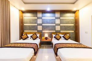Habitación de hotel con 2 camas y pared de azulejos. en Thuong Hai Hotel en Phong Nha