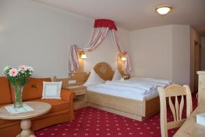 Postel nebo postele na pokoji v ubytování Hotel Garni Rifflsee