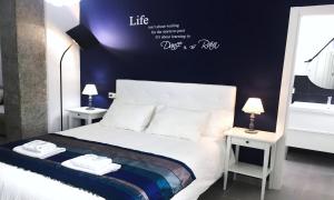 Łóżko lub łóżka w pokoju w obiekcie Apartamentos Villa Serali Parking Gratis