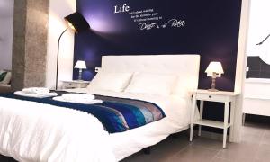 Łóżko lub łóżka w pokoju w obiekcie Apartamentos Villa Serali Parking Gratis