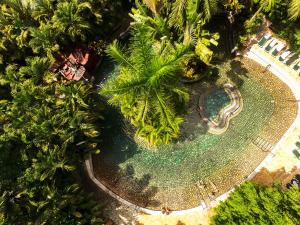 einen Blick über den Pool in einem Resort in der Unterkunft Baldi Hot Springs Hotel & Spa in Fortuna