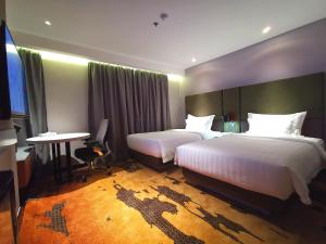 Postel nebo postele na pokoji v ubytování King Park Hotel Kota Kinabalu