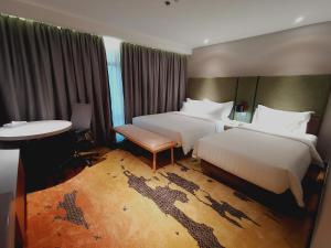 
A bed or beds in a room at King Park Hotel Kota Kinabalu
