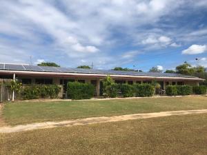 Un edificio con paneles solares encima. en Chillagoe Cockatoo Hotel Motel, en Chillagoe
