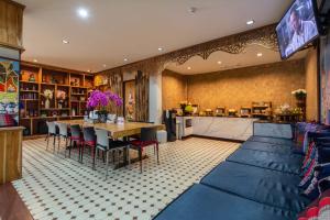 uma sala de jantar com mesa e cadeiras em Anumat Premium Budget Hotel em Chiang Mai