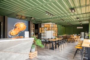 小琉球にあるTwenty Eight B&Bの部屋にテーブルと椅子があるレストラン