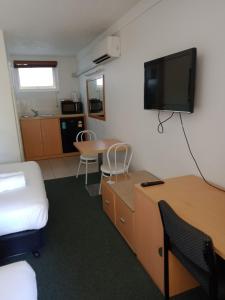 TV a/nebo společenská místnost v ubytování Annerley Motor Inn