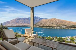 een patio met uitzicht op het water en de bergen bij Remarkable Views in Queenstown