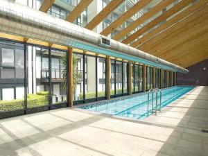 - une piscine dans un bâtiment avec un grand bâtiment dans l'établissement CityPoint - Melbourne, à Melbourne