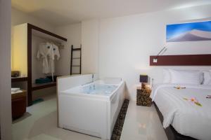 Postel nebo postele na pokoji v ubytování Norn Talay Surin Beach Phuket