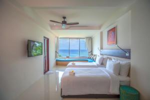 Postel nebo postele na pokoji v ubytování Norn Talay Surin Beach Phuket