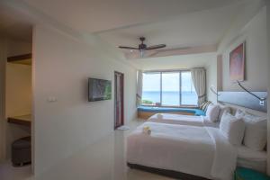 Postel nebo postele na pokoji v ubytování Norn Talay Surin Beach Phuket