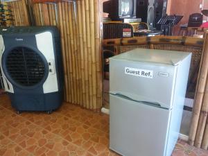 une fermeture d’un réfrigérateur thoracique à côté d’une table dans l'établissement Villa Catalina Leisure resort, à Nabas