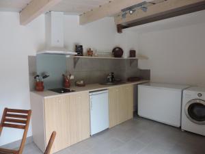 a kitchen with a sink and a washing machine at Chambres d'Hôtes Agorerreka in Saint-Étienne-de-Baïgorry