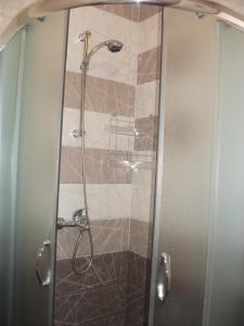 ソゾポルにあるБряг на радостта Joy Beach Apartmentのバスルーム(ガラスドア付きのシャワー付)