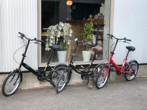 duas bicicletas estacionadas em frente a uma vitrine em Guesthouse OYADO SAPPORO em Sapporo