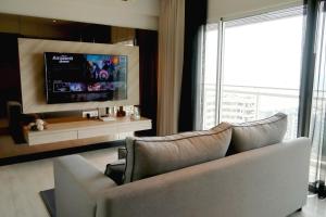Μια τηλεόραση ή/και κέντρο ψυχαγωγίας στο Seaview 2bed 2bath 19Fl at Veranda Residence Pattaya