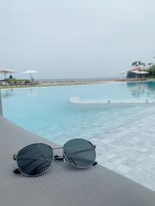 בריכת השחייה שנמצאת ב-Seaview 2bed 2bath 19Fl at Veranda Residence Pattaya או באזור