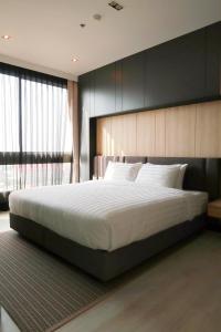 A bed or beds in a room at Seaview 2bed 2bath 19Fl at Veranda Residence Pattaya