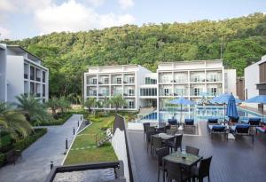 un complejo con piscina, mesas y sillas en Koh Chang Paradise Hill en Ko Chang