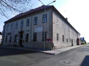un vieux bâtiment sur le côté d'une rue dans l'établissement Penzion U Soudu, à Hora Svatého Šebestiána