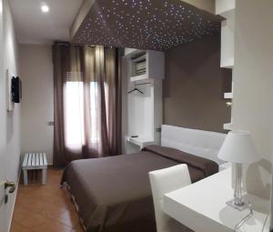 1 dormitorio con 1 cama con techo de estrellas en Rocca Di Monreale, en Monreale