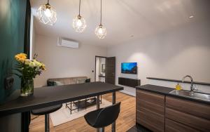 eine Küche und ein Wohnzimmer mit einem Tisch und Stühlen in der Unterkunft Monaco Central 1 bedroom appartement in Beausoleil