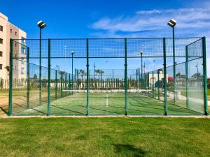 een slagkooi met een tennisbaan in een veld bij Playa Los Álamos, descanso y ocio en Torremolinos in Torremolinos