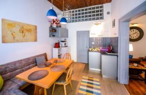 een woonkamer met een tafel en een bank bij ATRIUM 22 Apartment in Sighişoara