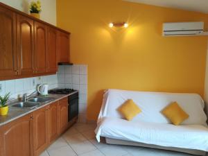 Kuchyň nebo kuchyňský kout v ubytování Apartments 2D