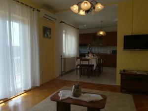 TV a/nebo společenská místnost v ubytování Apartments 2D