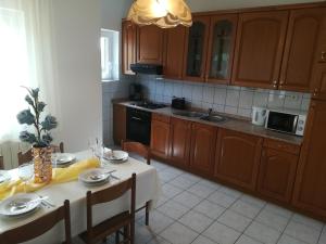 Kuchyň nebo kuchyňský kout v ubytování Apartments 2D