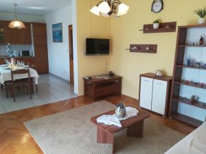 TV a/nebo společenská místnost v ubytování Apartments 2D