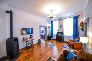 Una sala de estar con un sofá y un televisor. en ATRIUM 22 Apartment, en Sighişoara