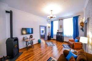 un soggiorno con divano e TV di ATRIUM 22 Apartment a Sighişoara
