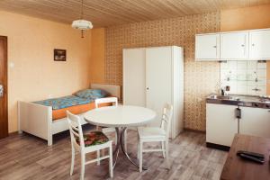 mały pokój ze stołem i łóżkiem w obiekcie Monteurzimmer Linde w mieście Limbach