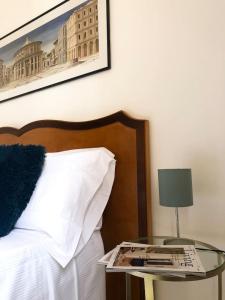 a bed with a glass table next to a bed with a pillow at ARDUINO AL TRE in Alghero