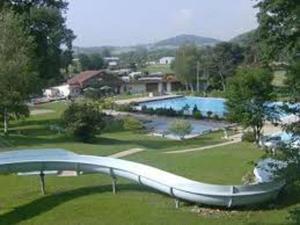 O vedere a piscinei de la sau din apropiere de Maison du Fey