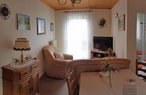 ein Wohnzimmer mit einem Sofa und einem TV in der Unterkunft Ferienwohnung Gliese in Beeskow