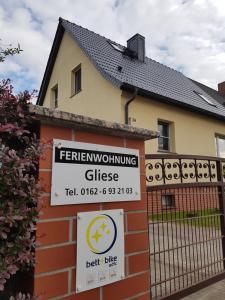 una señal frente a una casa en Ferienwohnung Gliese, en Beeskow