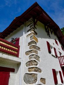 un edificio con una escalera de piedra en su lateral en Chambres d'Hôtes Agorerreka en Saint-Étienne-de-Baïgorry