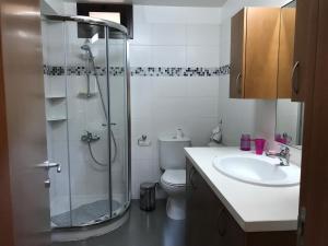 Ένα μπάνιο στο Giannoullas Luxury2Bedroom House in Kalopanagiotis